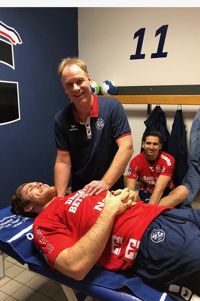 Andreas Mau mit den Handballspielern Johannes Golla und Marius Steinhauser